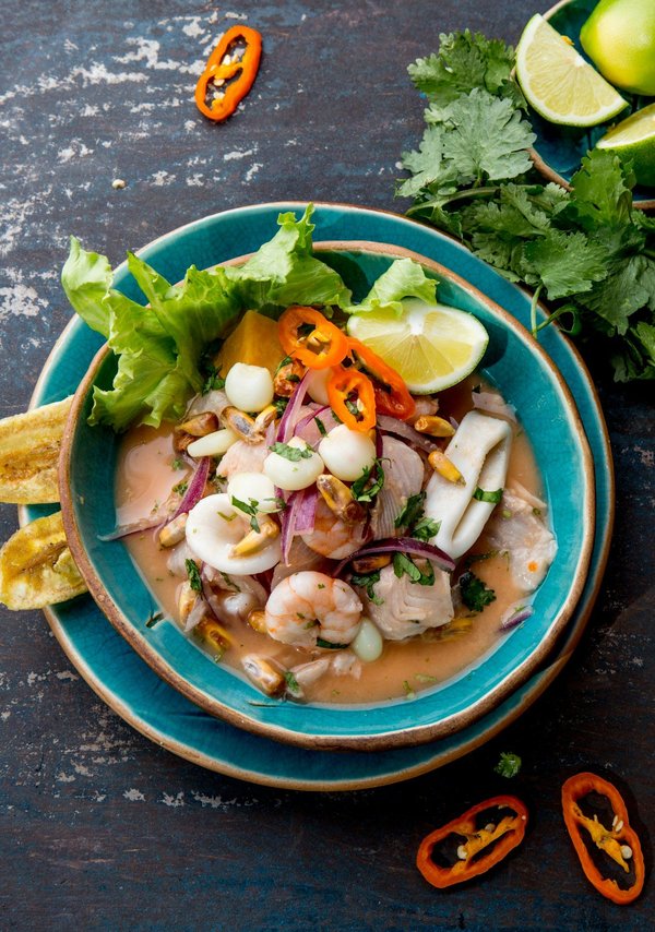 ¿Cómo preparar un ceviche peruano tradicional con pescado de roca y leche de tigre?