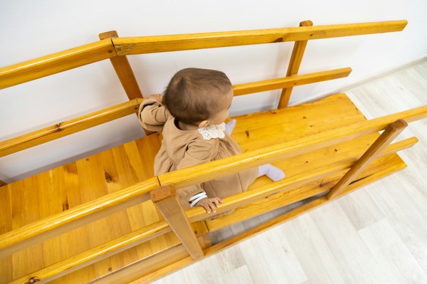 Les triangles de pikler : motricité libre et autonomie des enfants